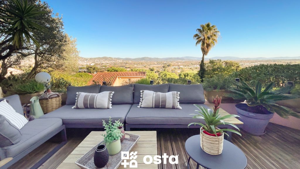 EXCLUSIVITE   HYERES – Villa T6 avec vue mer sur les Îles d’Or   Secteur résidentiel Costebelle