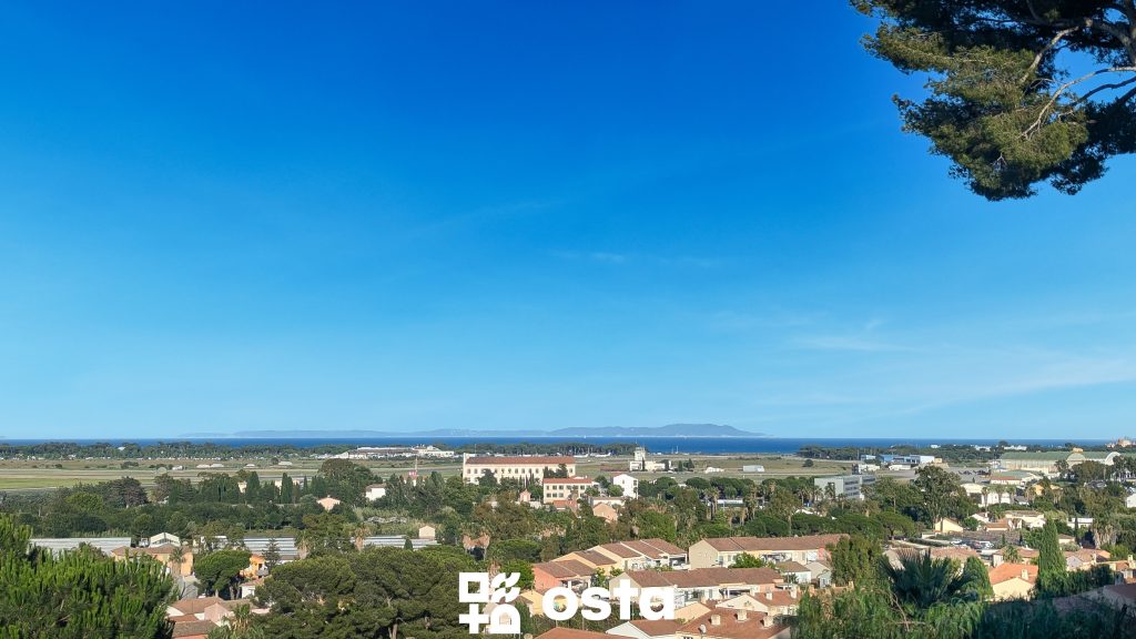EXCLUSIVITE   HYERES – Villa T6 avec vue mer sur les Îles d’Or   Secteur résidentiel Costebelle
