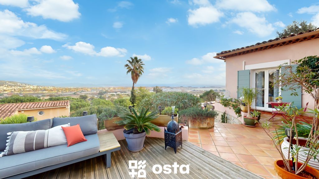 EXCLUSIVITE   HYERES – Villa T6 avec vue mer sur les Îles d’Or   Secteur résidentiel Costebelle
