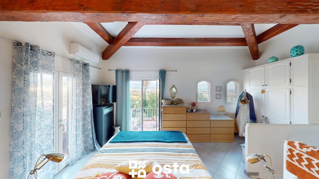 EXCLUSIVITE   HYERES – Villa T6 avec vue mer sur les Îles d’Or   Secteur résidentiel Costebelle